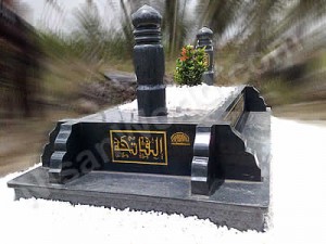“Kubur itu mesti diratakan, kubur tidak boleh dibinakan binaan di atasnya dan kubur tidak boleh diberi simen.” (Mukhtashar Abi Syuja’, m/s. 83 dan At-Tadzhib, m/s. 94) binaan_kubur